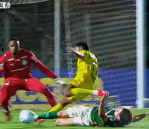 delaurentiis_br's tweet photo. 1ª imagem: Momento em que o atacante é tocado e derrubado 
2ª imagem: Momento que o palmeirense toca a bola.

Isso é pênalti. O árbitro deu.
O VAR, aquele mesmo do SPFC x Palmeiras ano passado, chamou pra tirar.

Inacreditável.
#Varmeiras #ArbitragemPorca https://t.co/vNx0CDKzWc
