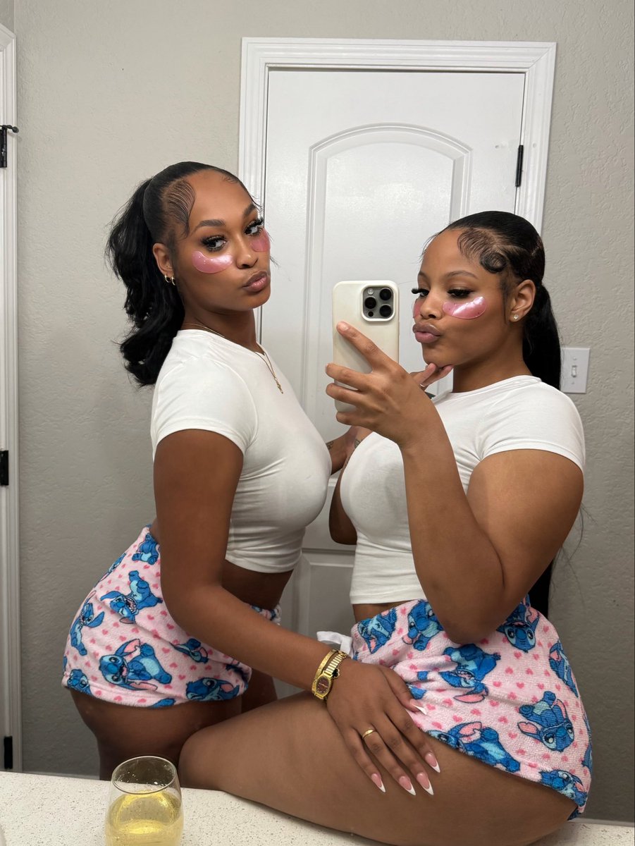 biggliv_'s tweet photo. matching pjs with fav💙🩷 https://t.co/PfdDfPf1yY