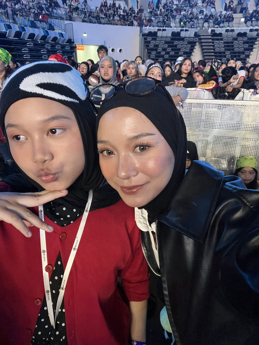 cipaesthtc's tweet photo. just wanna share my makeup concert pas allobank kemarin, foto pertama (jam 10 pagi) dan slide selanjutnya foto pas konser berlangsung sampe pulang (jam 11 malem) makeupnya masih stay dan makin nyatu ke kulit. 

kuncinya di skinprep dan complexion. https://t.co/6XWvIMeJgH