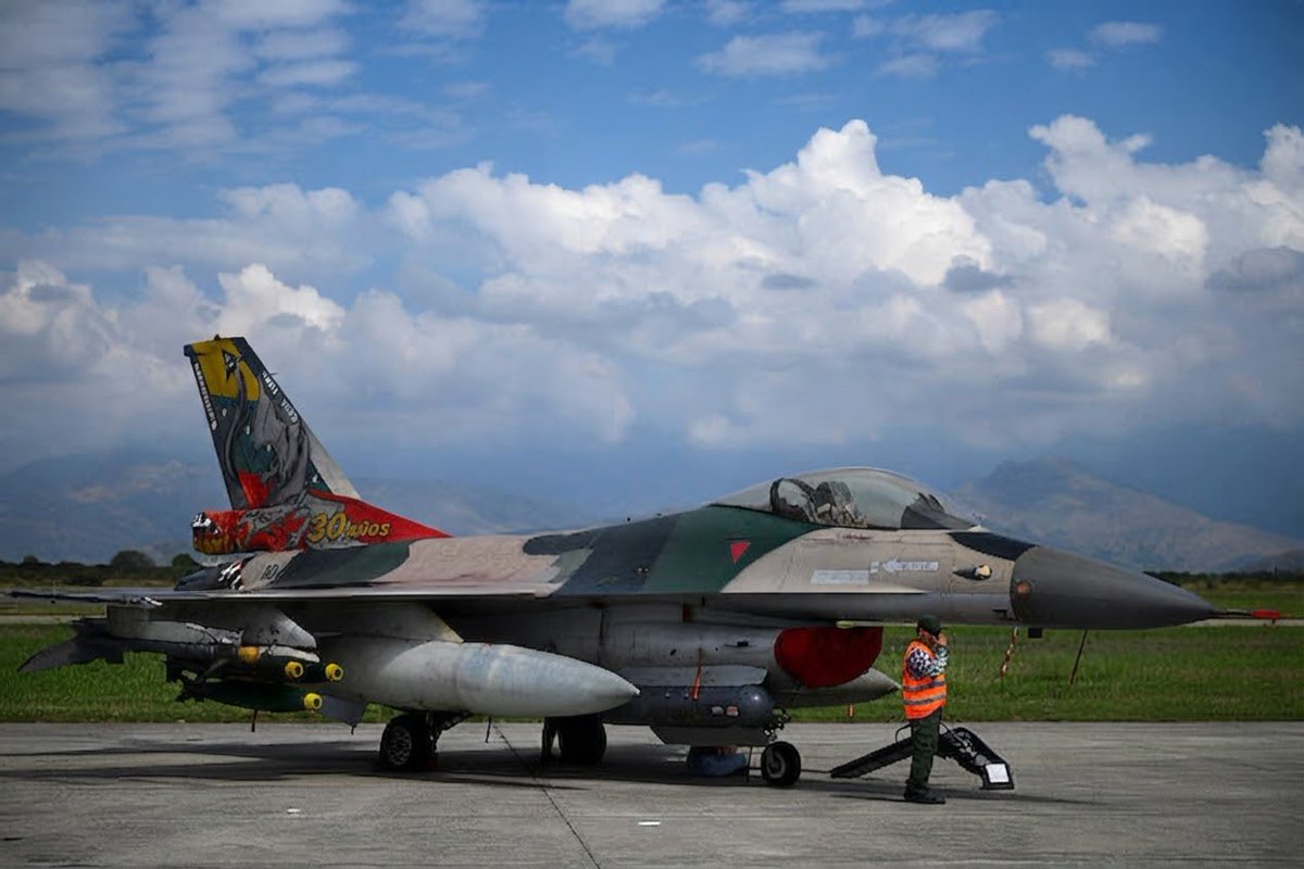 FAV_CLUB's tweet photo. 🇻🇪 | F-16A armado con bombas Mk.82 de 500 lb, misiles AIM-9L Sidewinder y portando un pod de designación de blancos Litening de origen israelí, diciembre 2025. Este ejemplar, matrícula 1041, fue el primer F-16 entregado a la Fuerza Aérea Venezolana, en el lejano año de 1983 https://t.co/fvOTl4473q