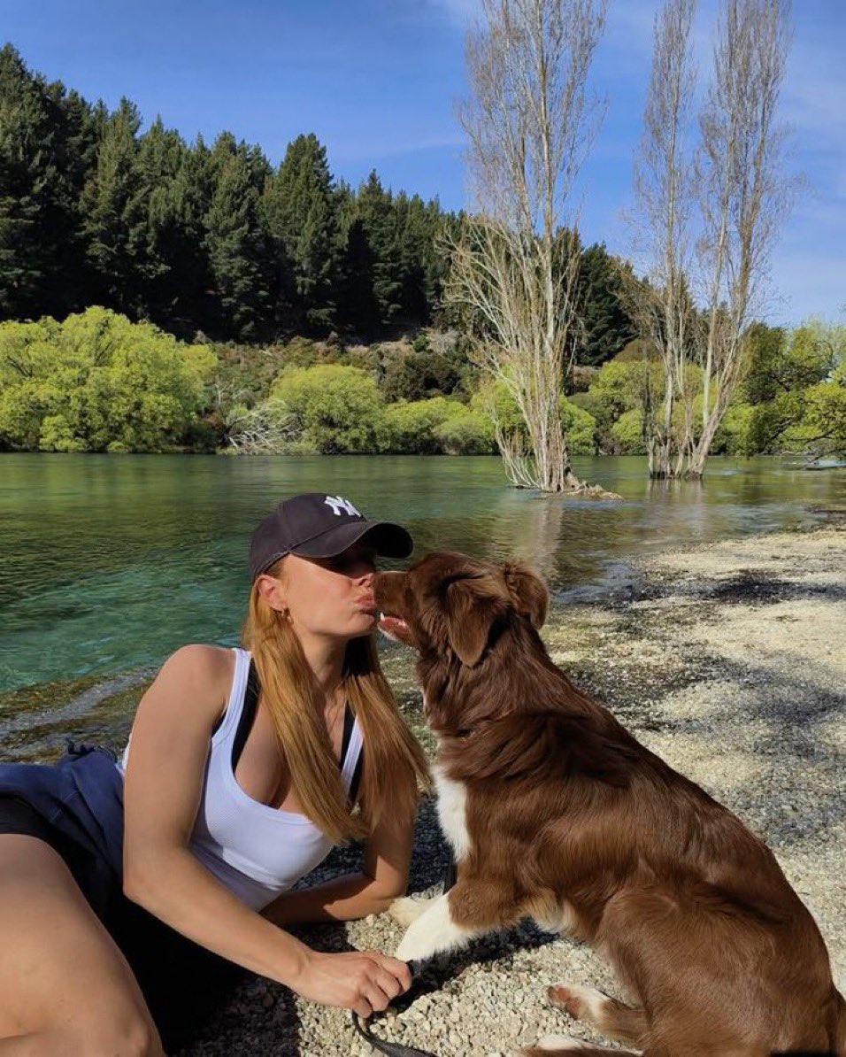 Sandrasamhg's tweet photo. 🐾 When instinct takes over, nature puts on a show. Two beautiful dogs, one unforgettable moment—sometimes you just have to let nature do what it does best. 🐶❤️
 #DogLovers #DogLife #DogsDaily #DogContent #Canine #PetLovers https://t.co/EpNhaZegNb