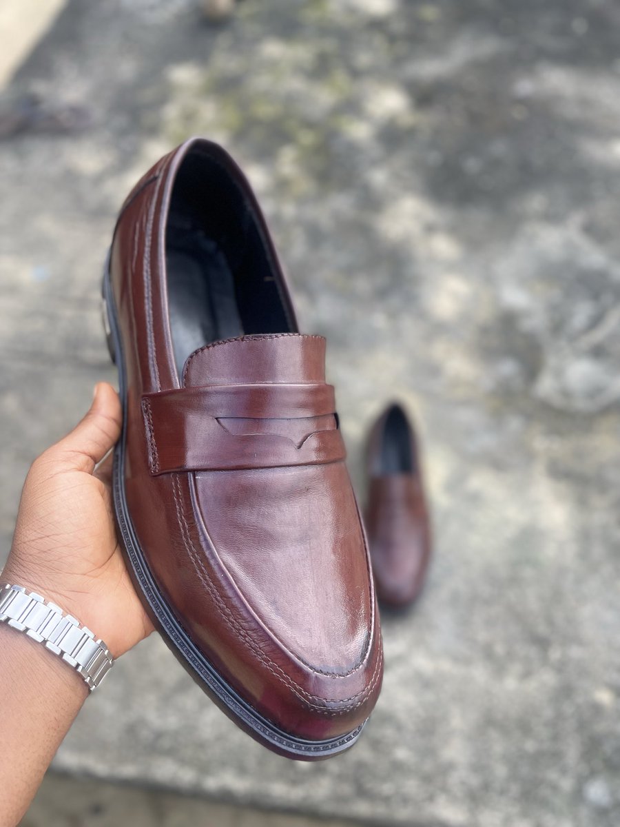 ChimkaVictory's tweet photo. MY FIRST SHOE &amp; MY CUSTOMER LOVED IT! 😭❤️

Still can’t believe I can look at this and say, “I MADE THIS!” 🥹

Every stitch is a lesson, every detail is growth. Today, I’m celebrating progress over perfection. 🤩

Meet ANAYO1 a dream taking shape in my hands. 👑❤️

#VeesFeetArt https://t.co/0Ubil8zWtg