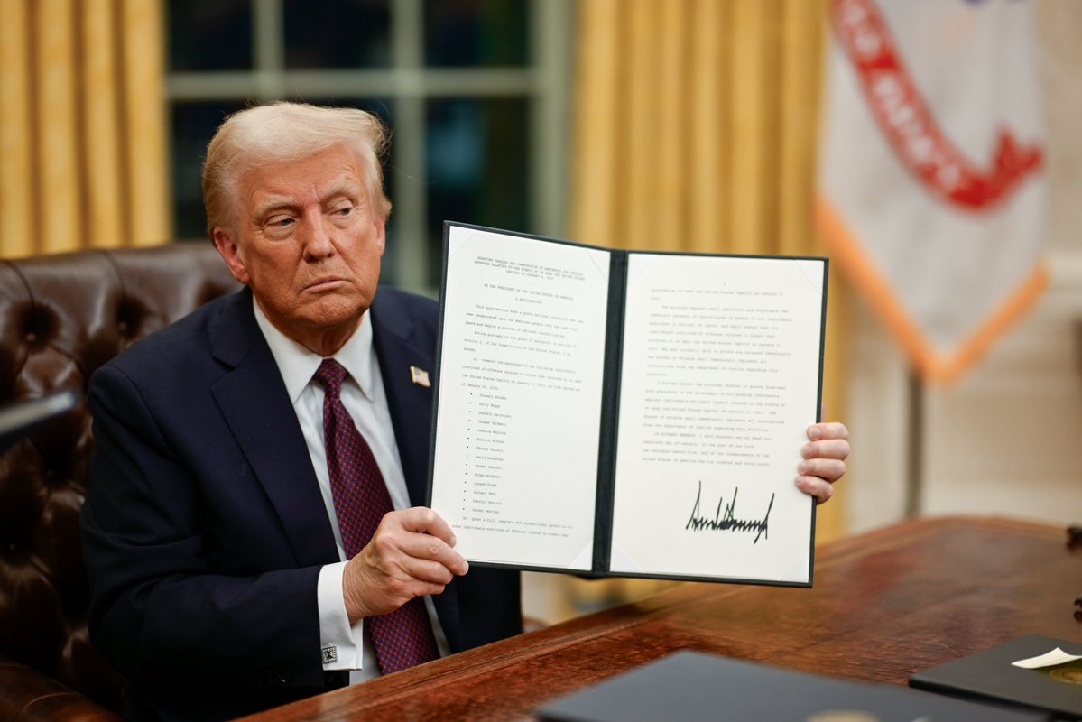 NotHoodlum's tweet photo. Senile Satan: “I’m signing an Executive Order that changes the name of German Measles to American Measles.”  🇺🇸 https://t.co/nECNaXWGl6
