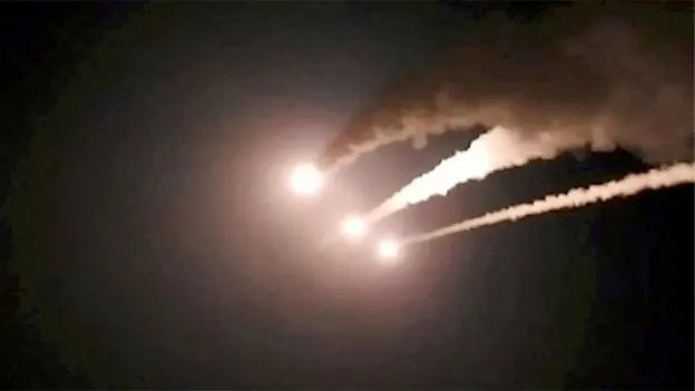 stellaes2455's tweet photo. BREAKING: Iran is attacking U.S. forces in Jordan after American forces struck Iranian missile launchers on Larak Island, a U.S. source tells FOX News' @TreyYingst.

No significant impacts have been reported so far, and nearly all incoming missiles have been intercepted, accordin https://t.co/m05VerNqUQ