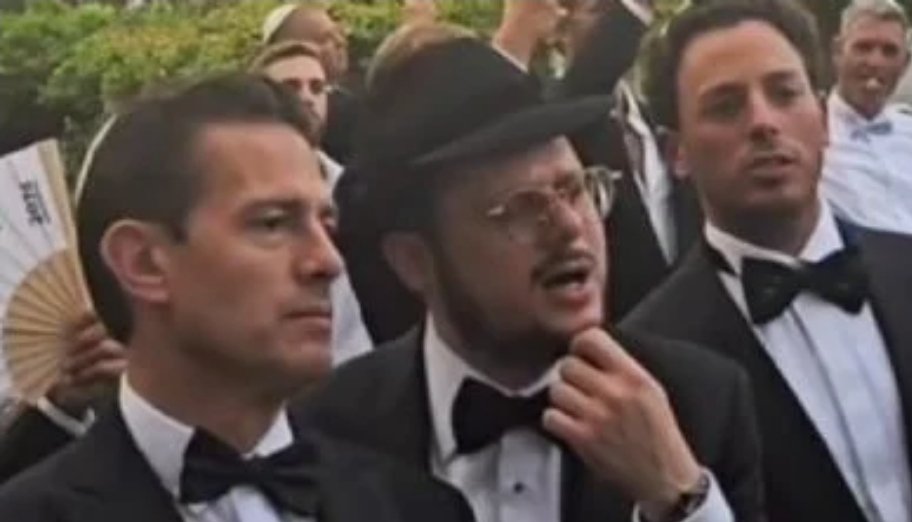 JorgeArmandoR_'s tweet photo. Mientras dice que no habla de política y aplica la de "calladito me veo más bonito", Peña Nieto se pasea en Portofino, Italia, en bodas de millonarios y se muestra con los proveedores de Pegasus a su administración.
El pueblo pagó la onerosa factura del espionaje a la oposición.
Peña Nieto, viviendo en el mundo de caramelo con lo robado. Tiene para comprarse fábricas de smokings.