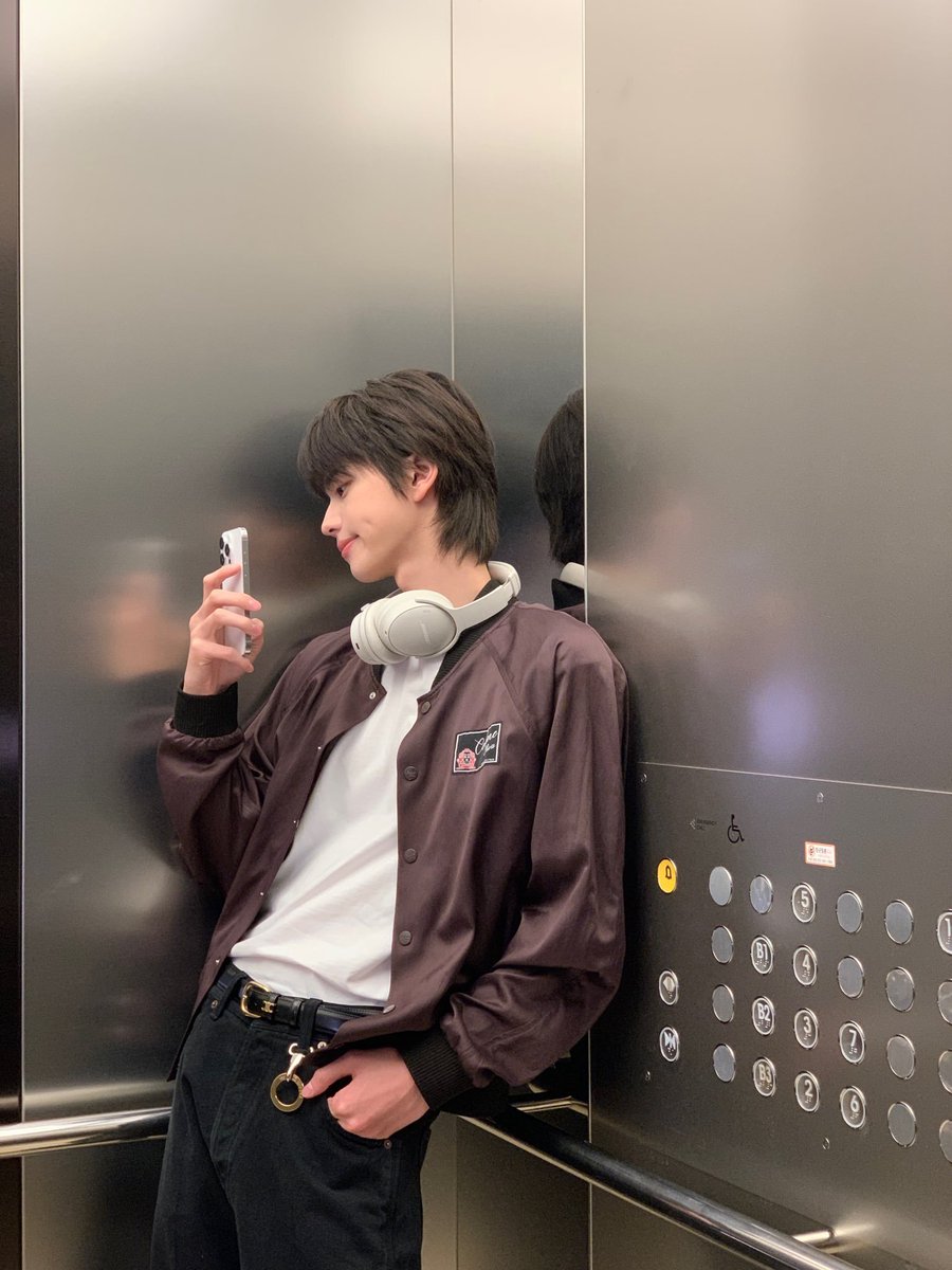 shinjunghwen's tweet photo. Kicking back with some bread. Honestly didn't plan on making carbs look this stylish, but here we are. https://t.co/AbyS81U7kk