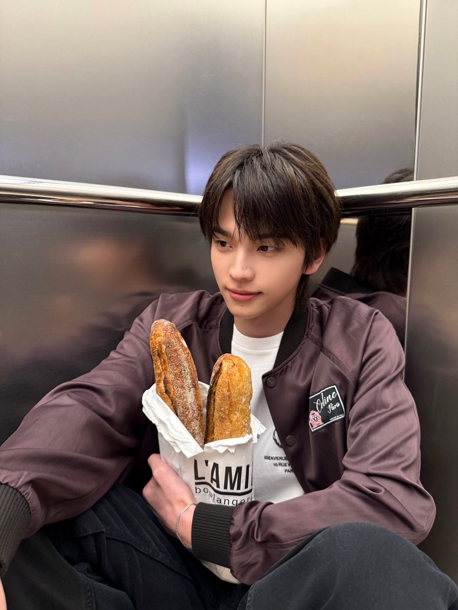 shinjunghwen's tweet photo. Kicking back with some bread. Honestly didn't plan on making carbs look this stylish, but here we are. https://t.co/AbyS81U7kk