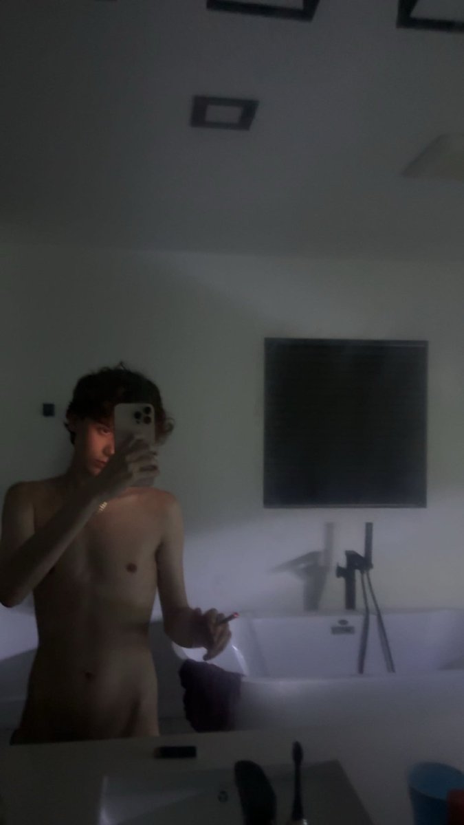 EvanKing101's tweet photo. Can someone follow me I have like no friends 
#horny #nsfwtwt https://t.co/WQjWo50oyF