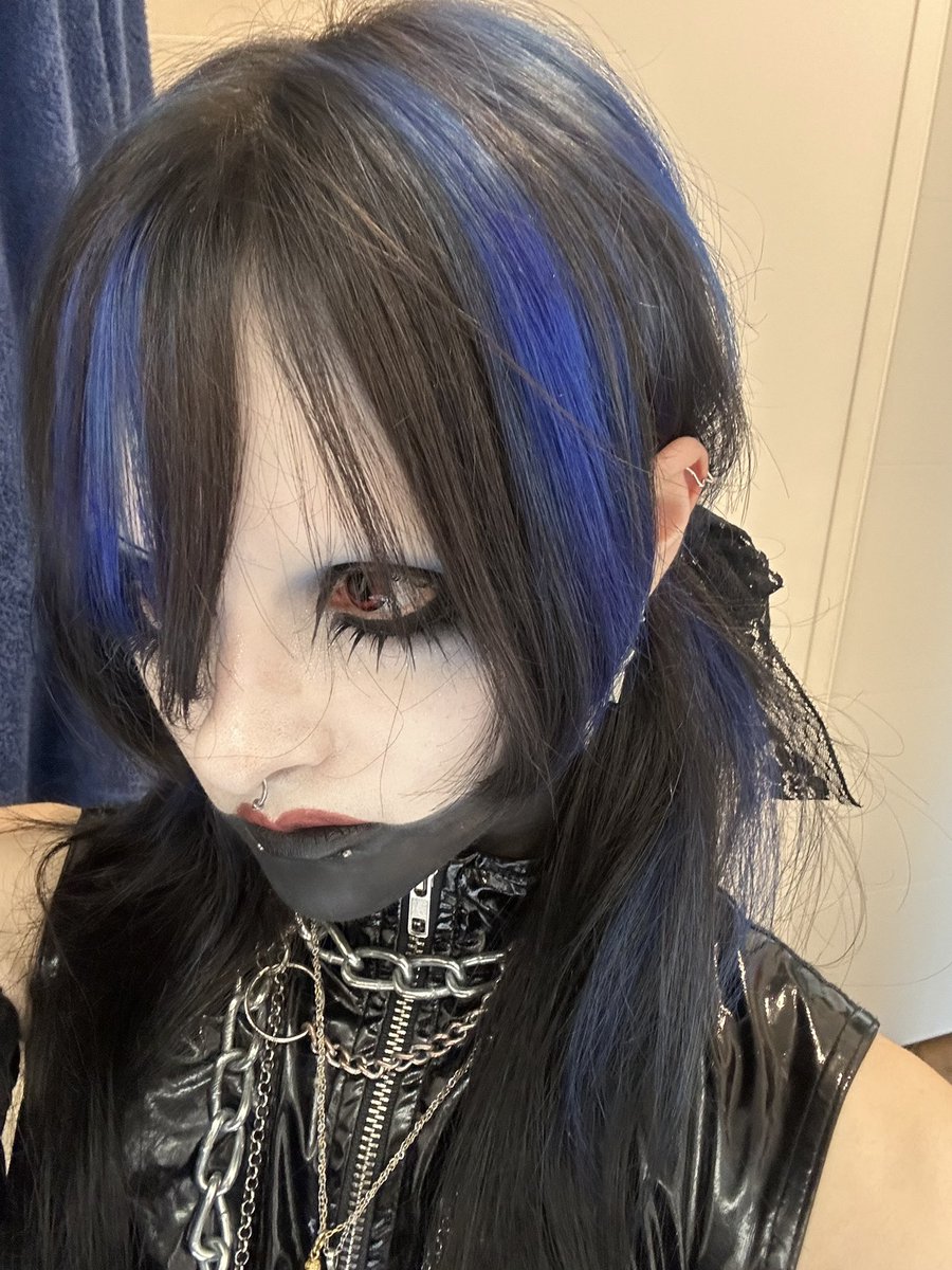 mizerdreams's tweet photo. the look for schwarz stein 🖤💙 https://t.co/nZNSLdB0Ya