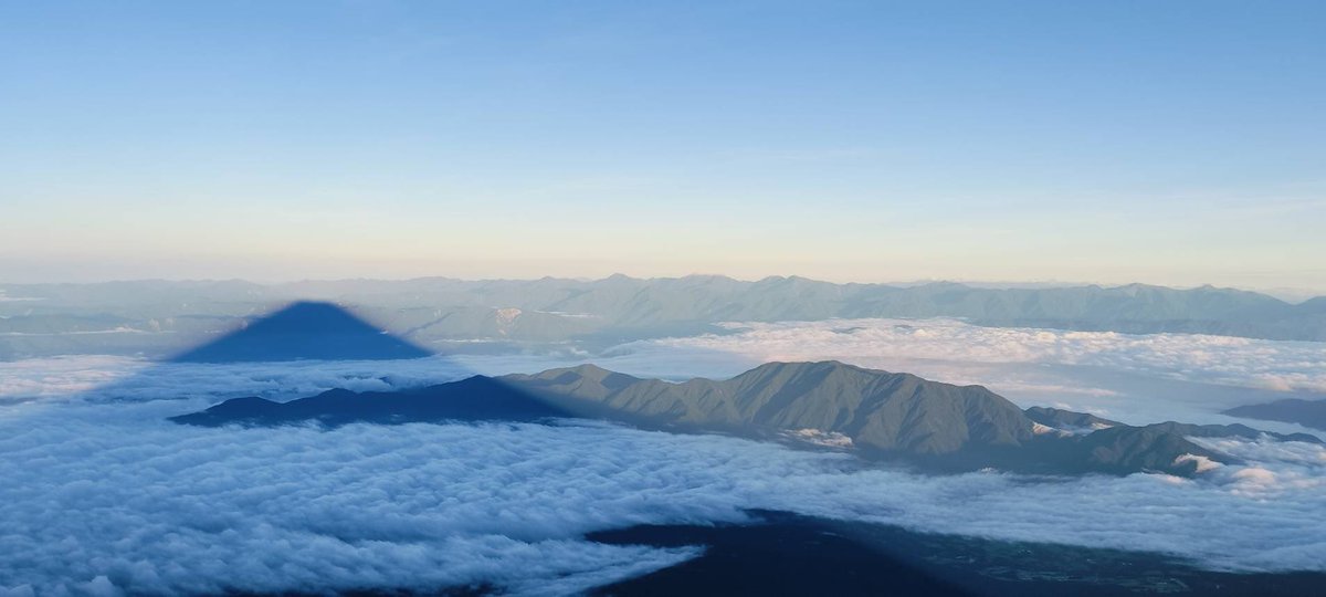 Fuji_Tozan's tweet photo. おはようございます。今朝の富士山からのご来光です。 https://t.co/19mfrB7NP0