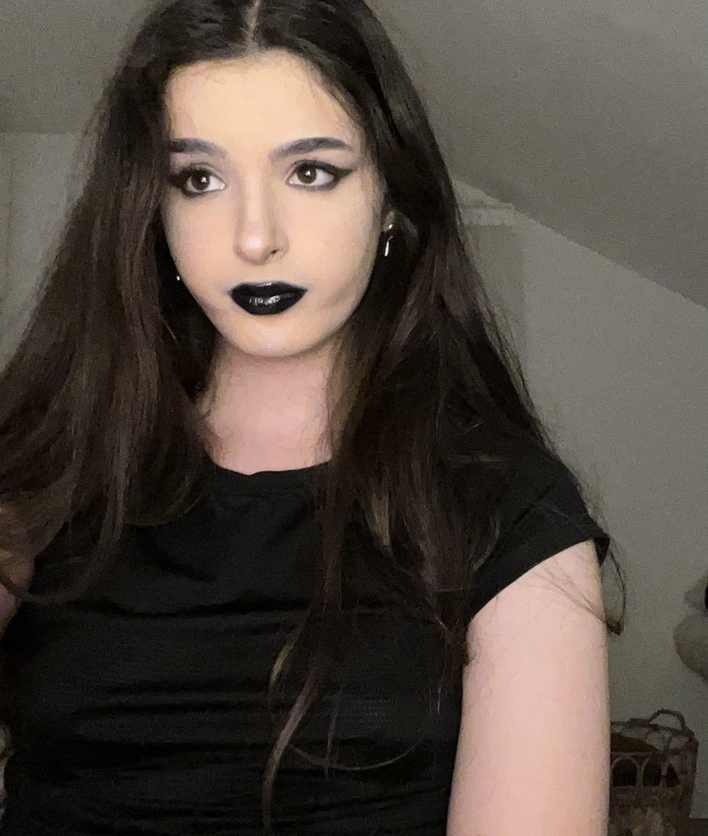 ihatesude's tweet photo. tried some black lipstick :D https://t.co/2iJg8oA0Vf