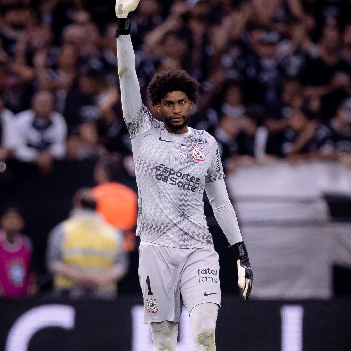 MeuTimao's tweet photo. ❌ | O Corinthians ganhou mais um desfalque para o seu próximo compromisso no Campeonato Brasileiro.

Trata-se do goleiro Hugo Souza, que recebeu um cartão amarelo por reclamação após a derrota para o Santos por 1 a 0, na Neo Química Arena, neste domingo, pela 25ª rodada da competição.

Sendo assim, o arqueiro terá de cumprir suspensão automática pelo acúmulo de cartões e se junta ao zagueiro Gabriel Paulista e ao volante Raniele como ausências pelo mesmo motivo na partida diante da Chapecoense.

📸 Rodrigo Coca / Ag. Corinthians