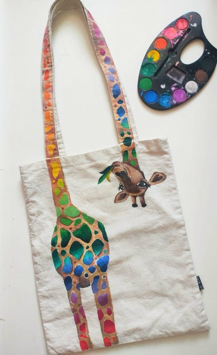 calmlivng's tweet photo. Wearable art. 🎨🦒 https://t.co/p2NhdBQmSt