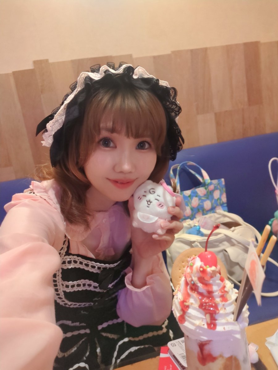 ___takaharu___'s tweet photo. 昨日はロリィタ女子会💕✨
短い時間でしたけどありがとうございました💕😭！

着たい服を思う存分に楽しめる日になりましてすごく幸せでした🩷

プリクラ帳作りたくなってきた！！！ https://t.co/5YR7CT4tEw