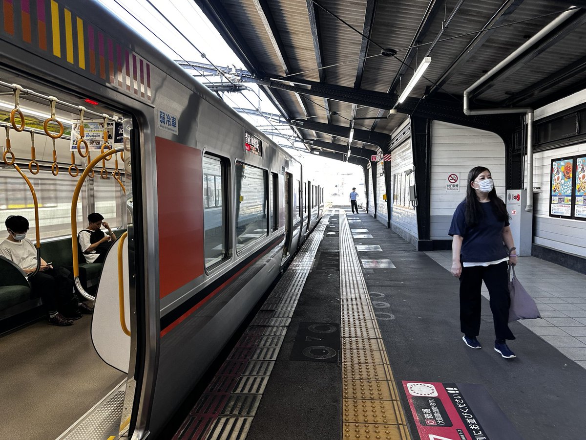 toshiochiyan's tweet photo. 今日の痛勤電車は巨大笑うセールスマン323系、朝からクソ蒸し暑い象🦣🐘 https://t.co/vMcIsPB6FG