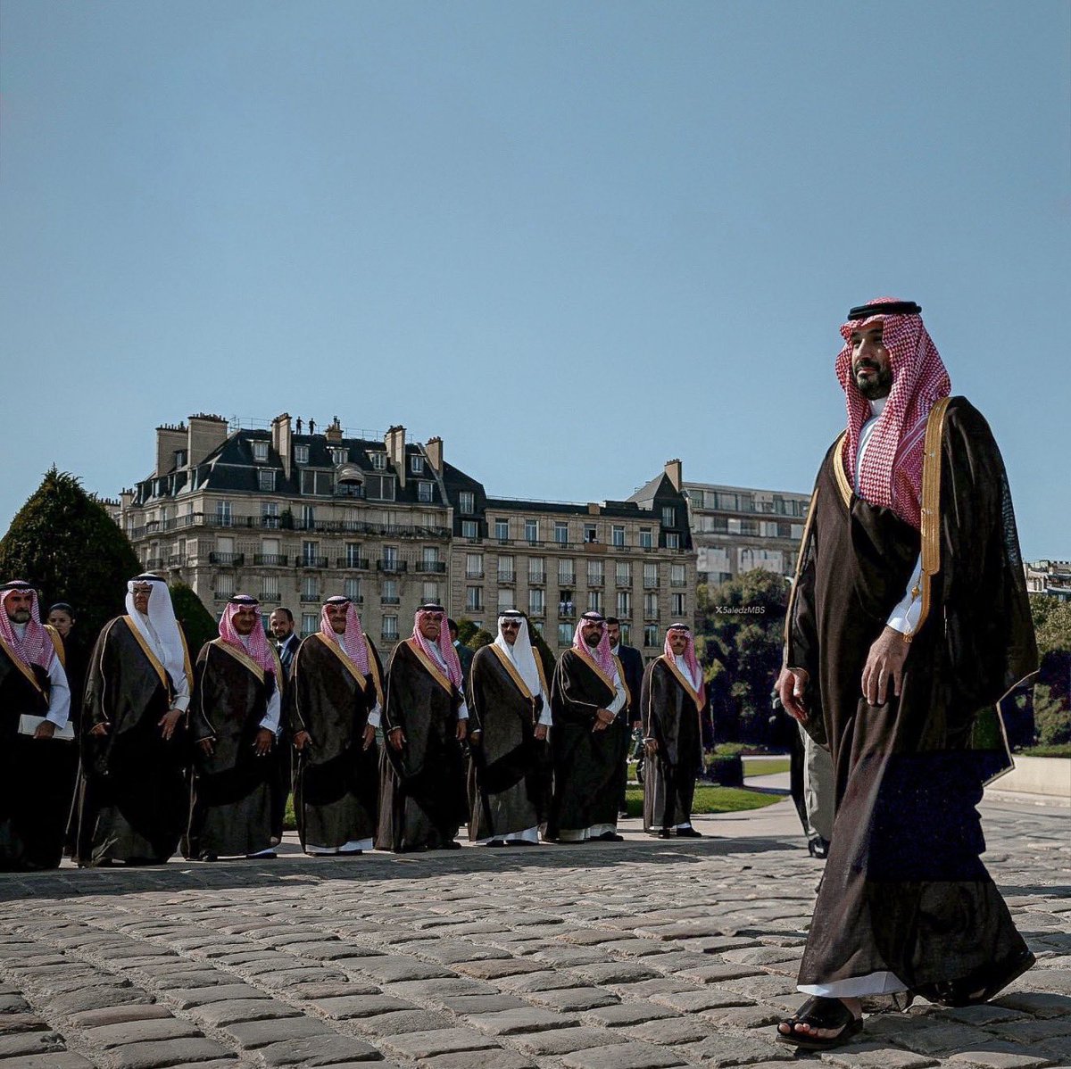 lbfrx's tweet photo. دمت لنا قائدًا يُشبه طموح وطن
وملهمًا جعل من الأحلام واقعًا يُرى
عسى عمرك طويل https://t.co/rQmbxdaC2j