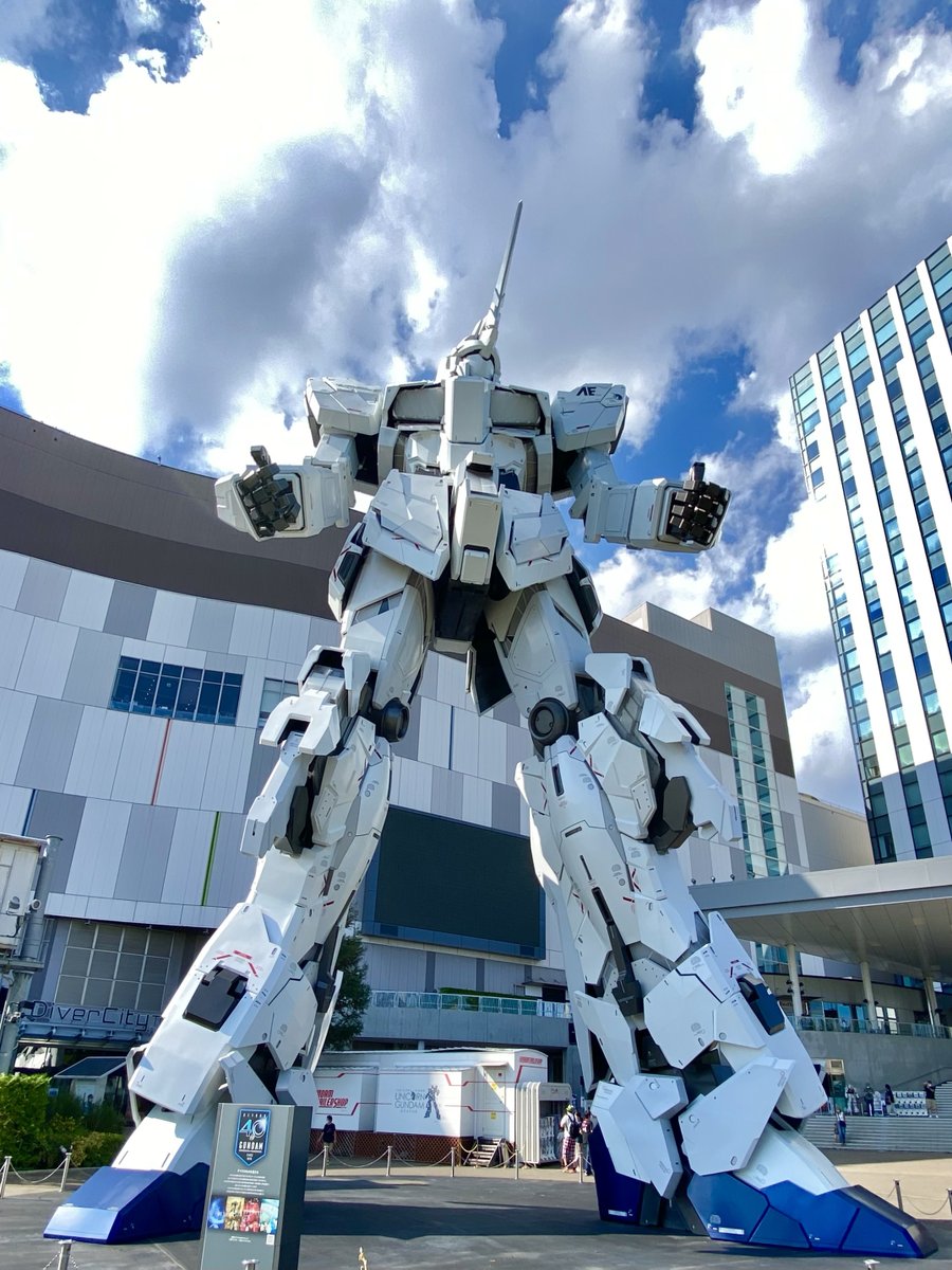 arakichi1969's tweet photo. 【原寸大ユニコーン・ガンダムよ永遠に】  
東京・お台場：ダイバーシティ東京に展示中の原寸大ユニコーン・ガンダムは本日2026年8月31日をもって約9年間の展示終了。
原寸大ガンダム初の変形ギミック搭載展示は今後も伝説として語り継がれることでしょう。

(添付の一部は9年前の2017年8月17日施工工事中写真)