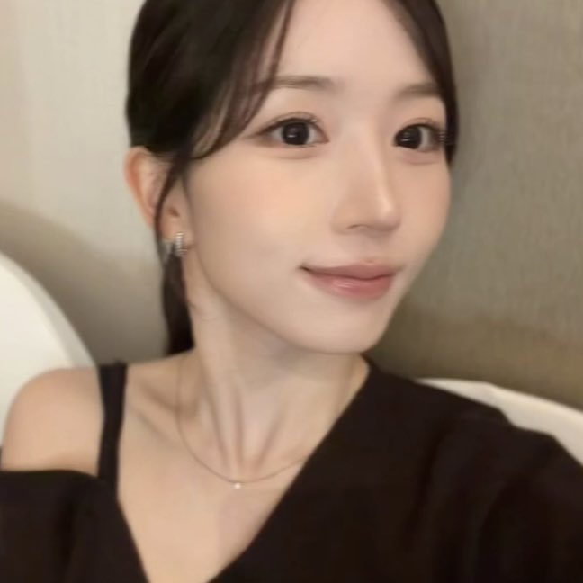OhayoTp's tweet photo. これ、正解。低彩度リップは圧倒的に垢抜ける。
25歳過ぎたらラメなし低彩度は必須。 https://t.co/UrcEGMbCdw