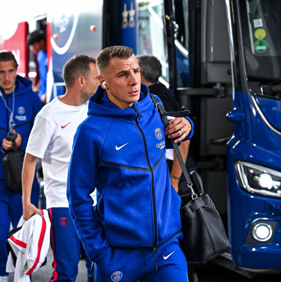 ActuFoot_'s tweet photo. 🚨🚨 Ce qu’on peut entendre au PSG sur Lucas Digne 🇫🇷 selon @lequipe 🗞️ : « IL FAUT QU’IL SE RÉVEILLE ! »

« Qu’il soit venu en acceptant ce rôle de numéro 2, d’accord, MAIS IL N’EST PAS EN VACANCES NI EN PRÉRETRAITE. 😳

On ne dit pas que c’est le cas mais ça, on n’acceptera pas. 

Il doit se battre et essayer d’être meilleur que Nuno 🇵🇹 parce que Nuno ne jouera pas tous les matches. Il doit se bagarrer, ça fait aussi partie de sa phase d’adaptation. » 🤯
