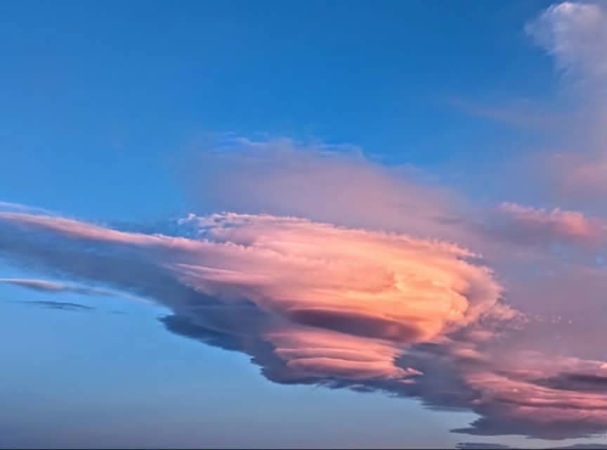 KevinJanison's tweet photo. Alien invasion!!  Spectacular lenticular clouds spinning over our mountains the last couple of days!  Photos from Peter Tulk and Gievel Williams. https://t.co/xFGTytQpuW