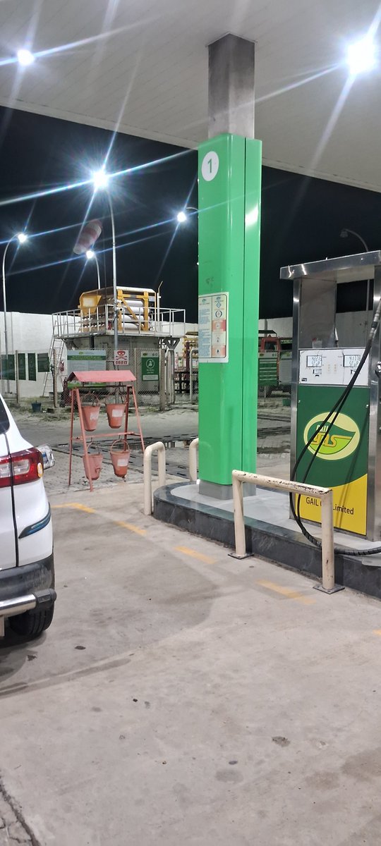 jal4455's tweet photo. @RIL_Updates रात 8:00 जिओ बीपी पर सीएनजी लेने के लिए दिनांक 30.8.2026 गया था सीएनजी पंप चालू था और वहां पर कोई कर्मचारी मौजूद नहीं था इधर ���ेखा तो अंदर साइड में आवाज आ रही थी देखा कि वहां पर शराब पी रहे थे मैं जियो बीपी से विनम्र निवेदन करता हू इन लोगों को तत्काल कार्रवा�� की जाए https://t.co/M33NtEw55c