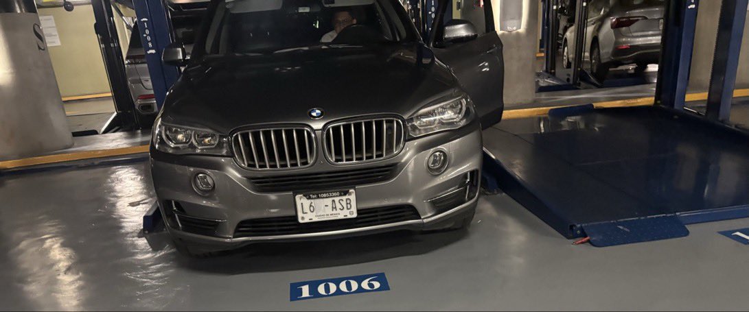 MLopezSanMartin's tweet photo. ¿Y la honestidad? 

El senador de Morena Alejandro Esquer maneja una camioneta BMW 

A la cual le tapa un número de la placa para evitar infracciones 

Es el ex secretario particular de AMLO

📹 @gemonroy https://t.co/UdgvP7cTim