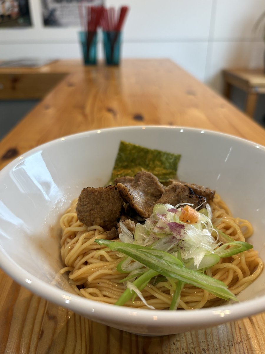 coil20_08's tweet photo. 8/31(月) 🐃牛スープ隠れ家ラーメン屋coil 11:30〜
🍜ラーメン全部¥800❣️
😆New✨和え麺もぜひ❗️
☝️牛タン丼¥500とミニ¥300
つけてもお得だぜ🉐

8月も今日で最後の月末の月曜日。いつの間に突然涼しくて.着るものとかお布団とか足して足して

皆様月末忙しいの隙間に
赤提灯🏮が目印の
青い扉🟦coilへ https://t.co/D8gx7phKhl