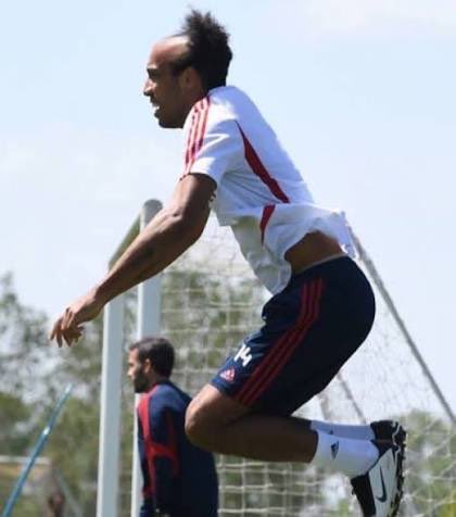 Longlive270's tweet photo. Aubameyang avec son gros crâne on dirait le marteau de Thor se moque de son petit frère ptdrrrr il s’est oublié lui 🙄 https://t.co/wdOe4VogUD