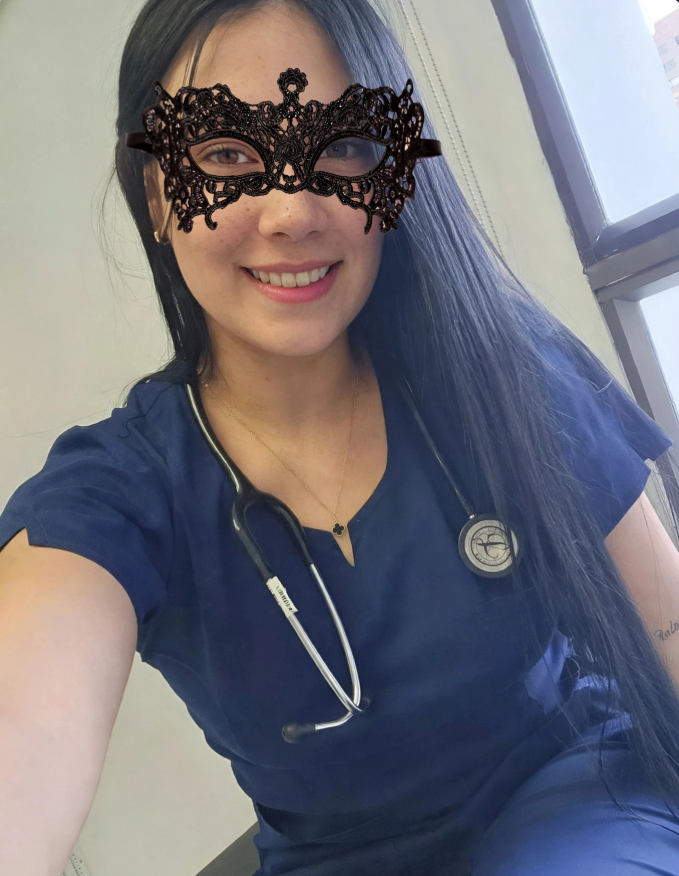 SalomeCol1's tweet photo. Doctora, 23 años, solo deseo conocer 
un hombre maduro, si es de 40 o mas mejor aun🫣 https://t.co/zZlx1bRJdy