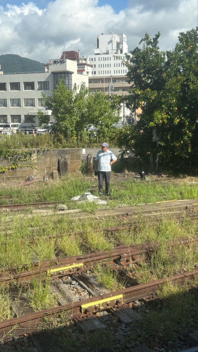 ats5102's tweet photo. 長野北長野間コンデジ持ったジジイが線路入って止まった🖕 https://t.co/3fs6DMaPrb