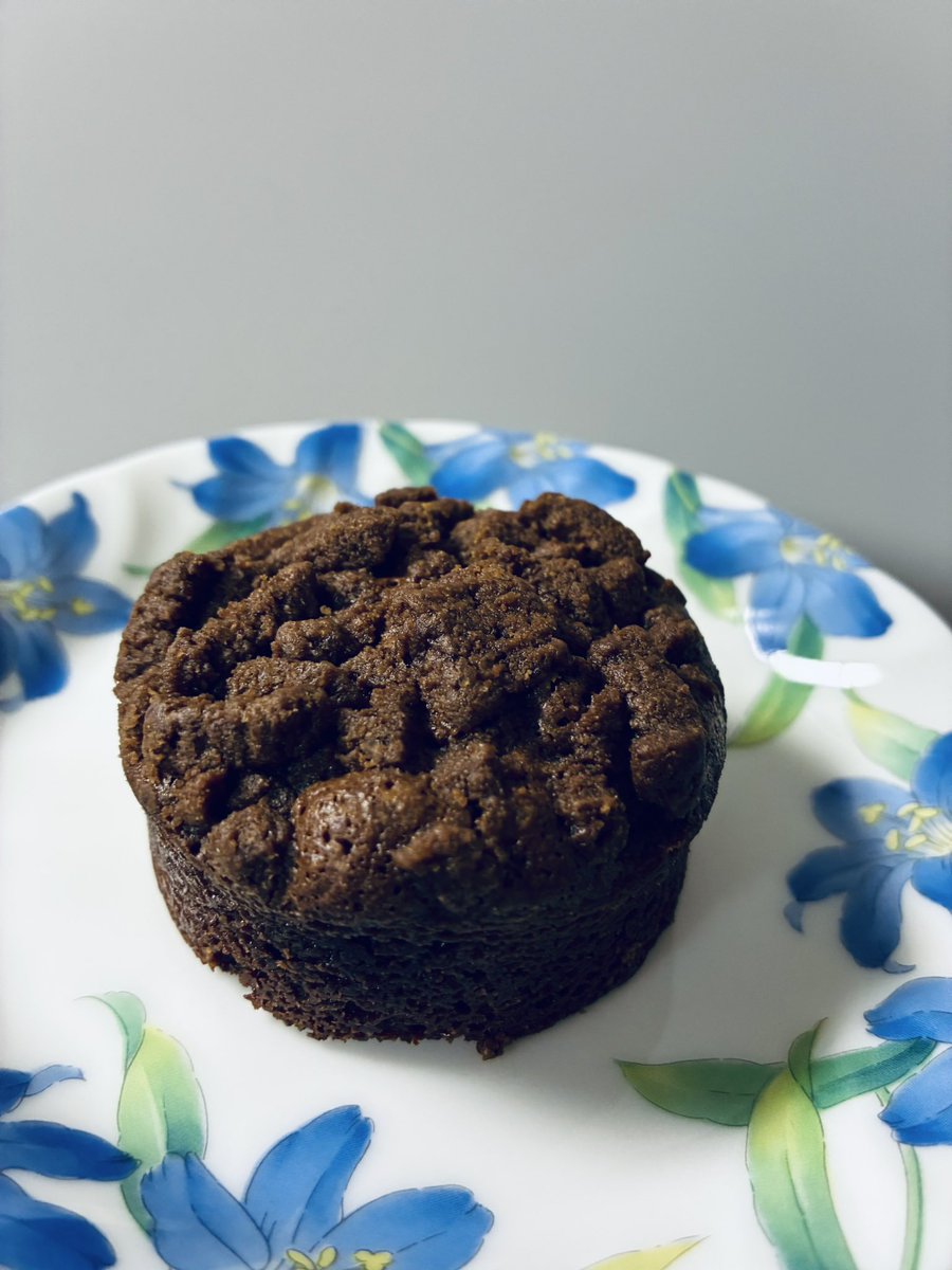 pairgo's tweet photo. どちらも繊細なお味なのでガツンとショコラ食べたくてLIFENRIさんの焼き立てリフェショコラも食べました（誘惑に勝てなかった）
たくさん歩いたから大丈夫たぶん…
甘すぎず甘さを抑えすぎず相変わらず美味しかった〜今日もたくさん歩いてチャラにするぞ！ https://t.co/QYUVJRFWvt