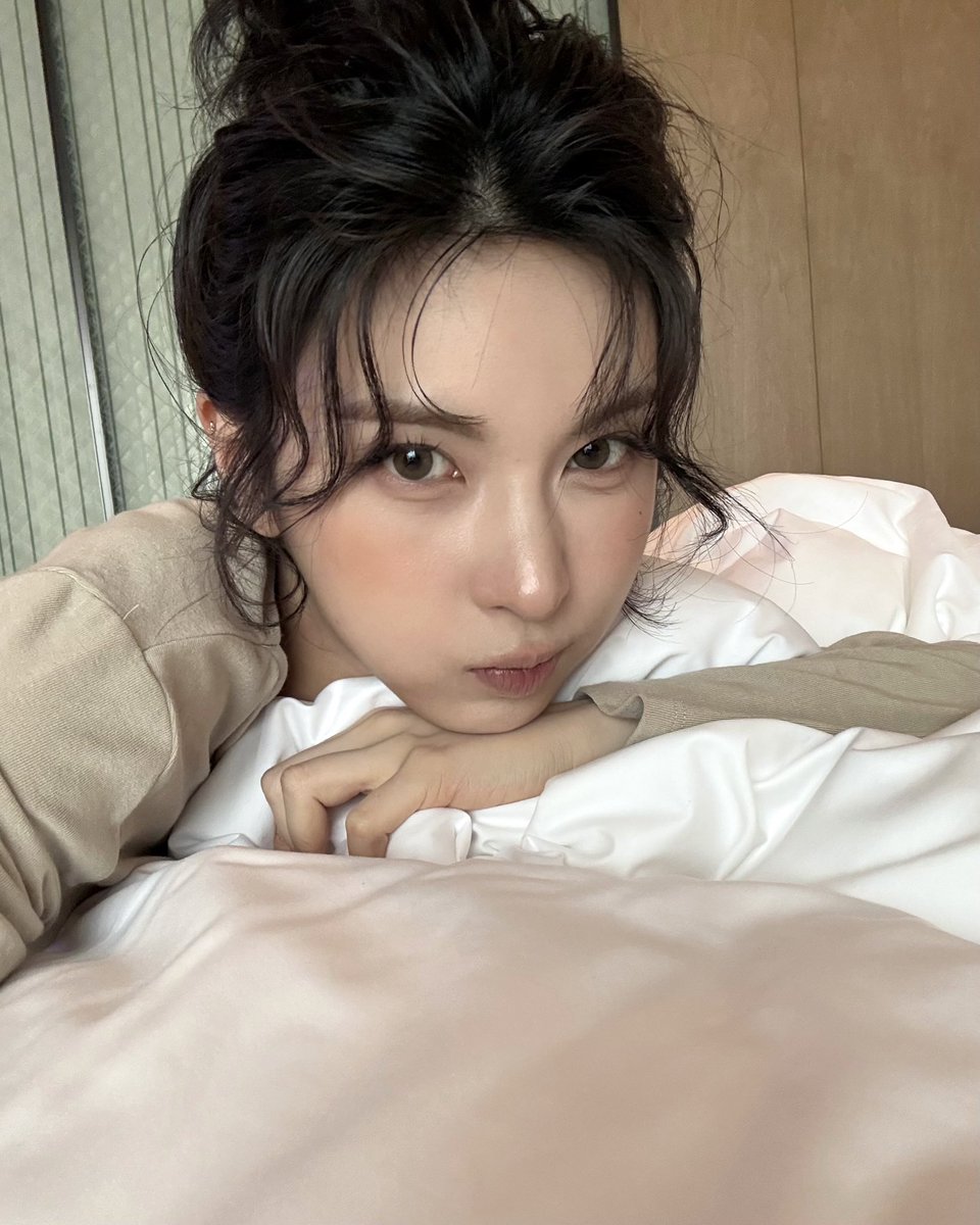 WE_NMIXX's tweet photo. 히히 엔써 침대 내꺼다

#NMIXX #엔믹스
#배이 #BAE https://t.co/exwbSCrOWs