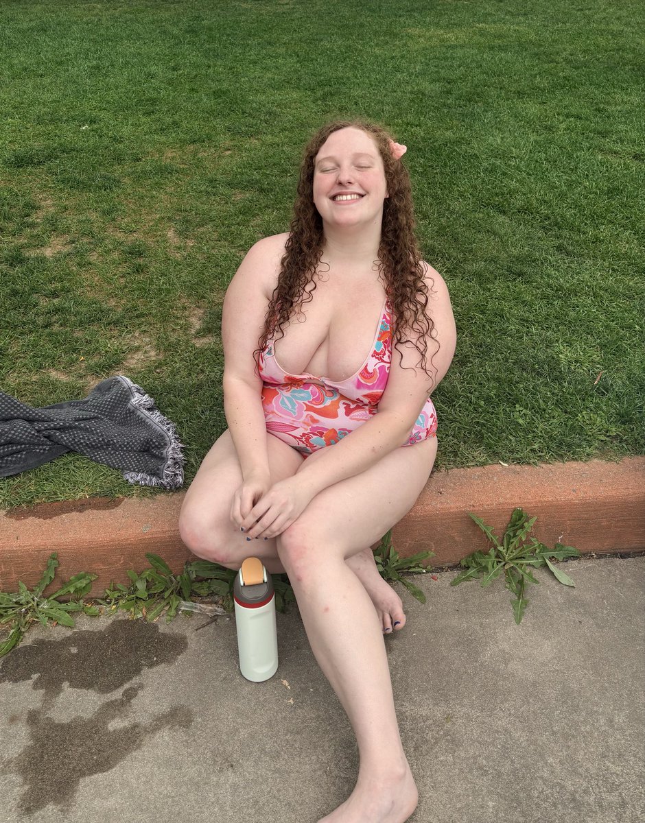 MermaidKuun's tweet photo. Sitting in da grass , #splish #splash https://t.co/yOPSBY4vFZ