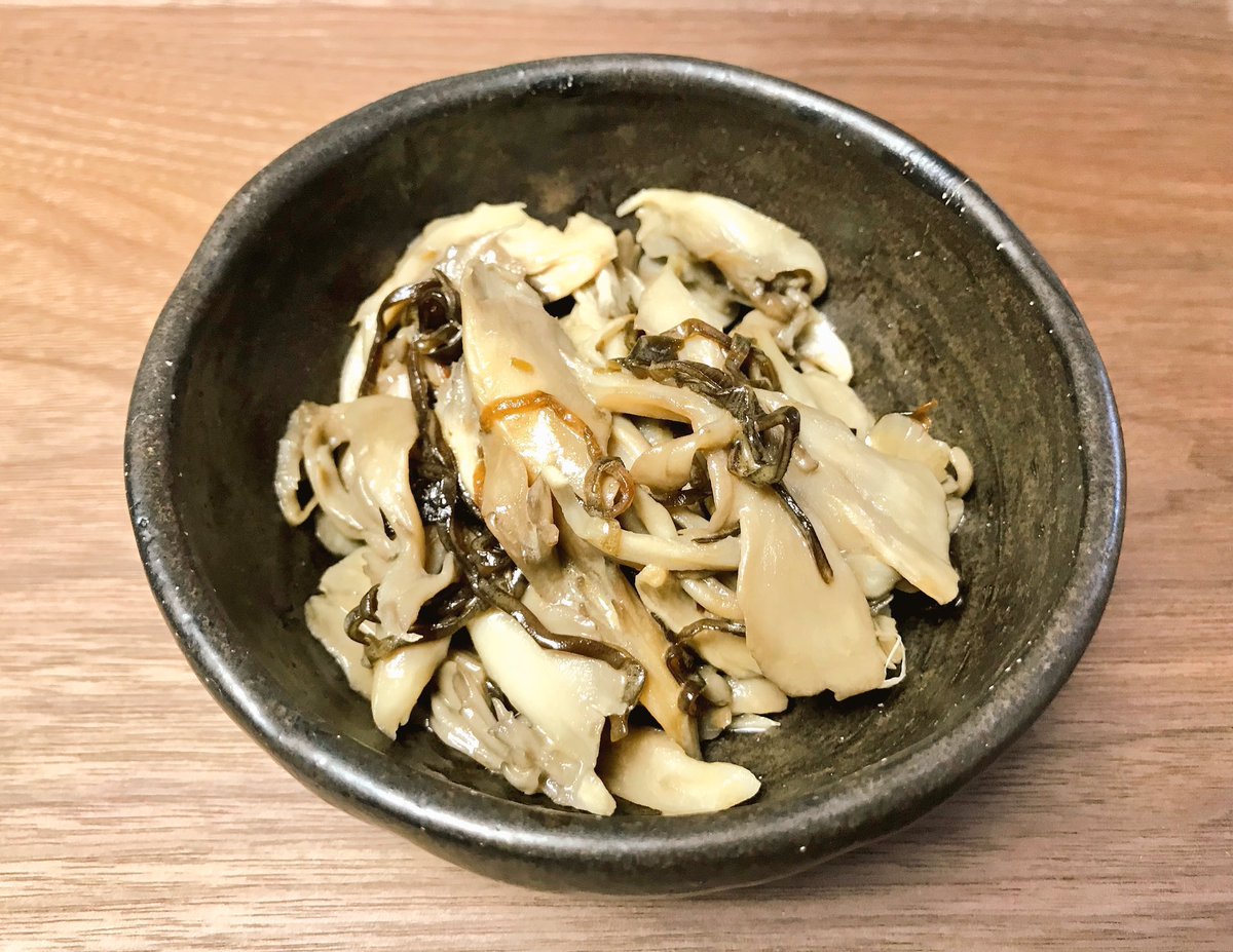 i_wrap_official's tweet photo. ＼今日は 野菜の日 特集／

【超絶かんたん 舞茸塩昆バター】

① 舞茸をちぎる
② レンジ(600w)で2分加熱する
③ (加熱後)バターと塩昆布を入れる
④ よくモミモミして置いておく
⑤ 味が馴染んだらできあがり

アイラップ のみで作れるので、
余計な洗い物が増えません☝️

(ブックマーク推奨☝️) https://t.co/v13vafZc3J