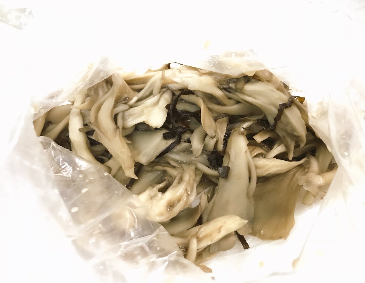 i_wrap_official's tweet photo. ＼今日は 野菜の日 特集／

【超絶かんたん 舞茸塩昆バター】

① 舞茸をちぎる
② レンジ(600w)で2分加熱する
③ (加熱後)バターと塩昆布を入れる
④ よくモミモミして置いておく
⑤ 味が馴染んだらできあがり

アイラップ のみで作れるので、
余計な洗い物が増えません☝️

(ブックマーク推奨☝️) https://t.co/v13vafZc3J