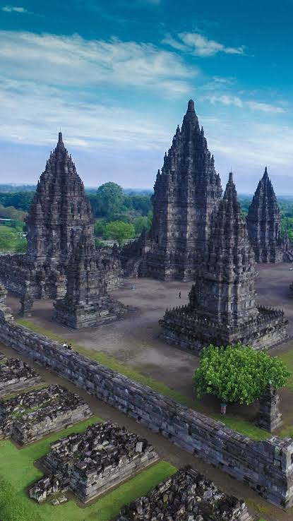 dimarsasongko98's tweet photo. Lo tau Prambanan? 

Candi Hindu tertinggi yang pernah dibangun di Asia Tenggara pada zamannya. 

47 meter. Dibangun 1.200 tahun lalu. 

Tapi siapa yang bangun, kenapa dibangun, dan drama apa yang ada di baliknya? 

Ini cerita yang hampir gak ada di buku sekolah lo.