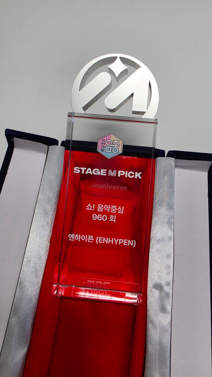 muniverse_io's tweet photo. 🏆 STAGE M PICK : MBC 쇼! 음악중심 960회차

#스테이지엠픽 트로피 도착! 🎁
.
.
#ENHYPEN #엔하이픈 #BloodyParadise
축하드립니다 💕

*트로피는 아티스트에게 직접 전달됩니다 ✨ https://t.co/a8tJCQ9cgC