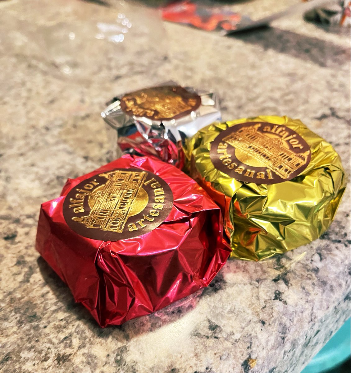 brbaritaa's tweet photo. Gente! Tengo alfajorcitos a la venta esta semana! A solo $1.200 y 5 x $5.000 🤎✨. 
Frambuesa manjar 🩷
Oreo manjar 🖤
Mani manjar 🤎

Entrego en quinta normal, pero puedo moverme a otros metros, consulte no más🙌🏻! 

Su RT es mi nuevo sueldo, gracias ✨ https://t.co/inQ6eUKN68
