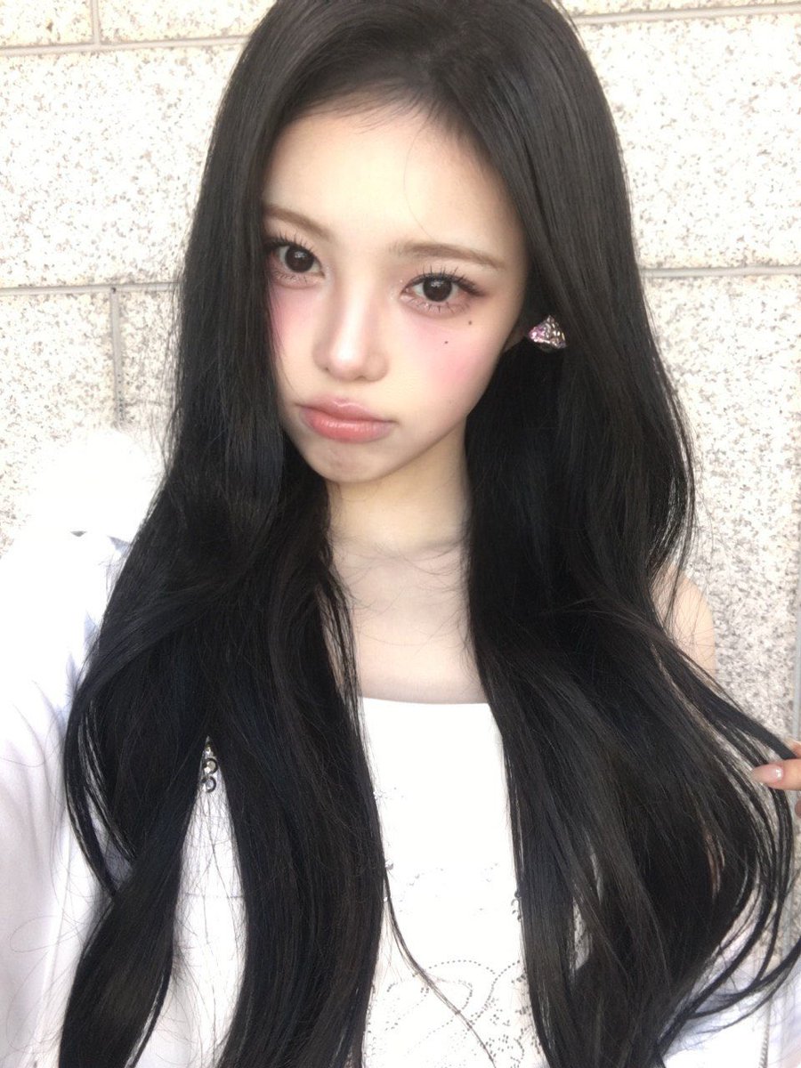 Junmgian's tweet photo. when you runs out of poses, so these ones will always be your number #1 pick on the list : pouting your lips, tilting your head, showing off your blush blindness. results : absolutely perfect. ❤︎ https://t.co/GgNOIpXy6n
