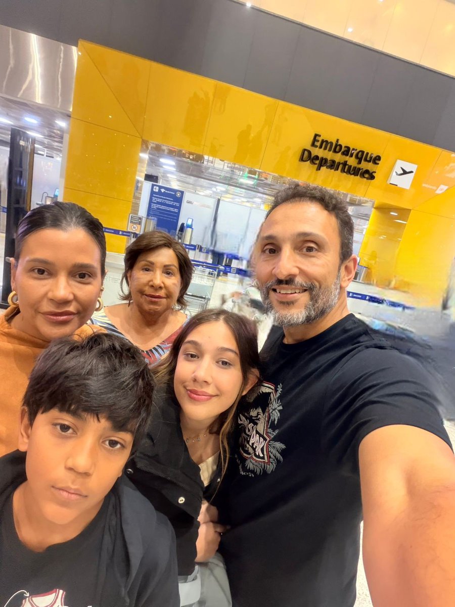 vitorsergio's tweet photo. As últimas 3 semanas foram puxadas. As mais difíceis que passei em muito tempo. Alguns de vocês acompanharam pelo perfil da minha esposa. Mas eu nem quis falar nada...

A Malu teve o visto de estudante dos Estados Unidos negado duas vezes. Com o intercâmbio pronto para começar em Denver, uma cidade que ela escolheu, para morar com uma família que foi escolhida de acordo com o perfil dela, no dia 24 de agosto. Não fazia sentido essa negativa, para quem tinha o visto de turista válido.

Na segunda vez, perdi o chão. Confiava totalmente que seria aprovado. Quando a funcionária do Consulado disse NÃO, eu tentei argumentar e ela foi totalmente seca dizendo que "as razões estão nesse papel branco" (com uma explicação padrão, que em nada servia para o caso da Malu!), eu saí do guichê anestesiado, sentei num muro branco e comecei a chorar. Com a Malu ali...

Porque a Malu passou a sonhar com esse intercâmbio porque foi convencida por mim e pela Fabiana. Gerar esse tipo de decepção para ela era algo que eu nunca me perdoaria. Mas as 24 horas seguintes mostraram a filha maravilhosa e a esposa espetacular que eu tenho.

A Malu segurou a onda porque viu que eu estava pior do que ela. Vocês têm noção do que é isso para uma jovem de 17 anos que via seu sonho ruir? Passado o susto, sentamos e vimos uma opção: tentar um 3⁰ visto em Brasília. Mas eu só toparia se Malu e Fabiana estivessem prontas para uma eventual frustração. Antes, as duas realizaram a festa de Até Logo, mesmo sem saber se a Malu iria. E foi um sucesso. Uma noite especial com pessoas que amam a Malu de verdade.

E lá foram elas para Brasília, num drama de 15 dias, com elas lidando com uma ansiedade monstruosa, mas mostrando a força de duas gigantescas mulheres. Foto, entrevista, formulários, e-mails, argumentação... Até que o Visto F da Malu estava nas nossas mãos na sexta-feira. Vitória das duas, pois eu já estava abatido.

E no fim, tudo certo! Corremos, organizamos uma viagem para Denver de forma expressa, Malu viajou na noite de sábado, neste domingo já está com a Pamela, sua Host Mother, e amanhã começa na escola! Serão 10 meses de aprendizado, mas que começaram nesse show de resiliência delas!