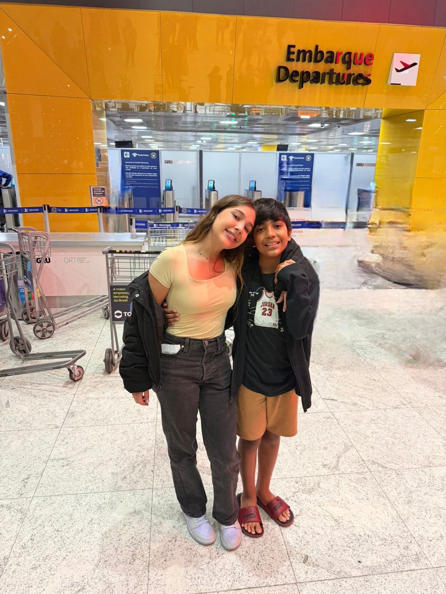 vitorsergio's tweet photo. As últimas 3 semanas foram puxadas. As mais difíceis que passei em muito tempo. Alguns de vocês acompanharam pelo perfil da minha esposa. Mas eu nem quis falar nada...

A Malu teve o visto de estudante dos Estados Unidos negado duas vezes. Com o intercâmbio pronto para começar em Denver, uma cidade que ela escolheu, para morar com uma família que foi escolhida de acordo com o perfil dela, no dia 24 de agosto. Não fazia sentido essa negativa, para quem tinha o visto de turista válido.

Na segunda vez, perdi o chão. Confiava totalmente que seria aprovado. Quando a funcionária do Consulado disse NÃO, eu tentei argumentar e ela foi totalmente seca dizendo que "as razões estão nesse papel branco" (com uma explicação padrão, que em nada servia para o caso da Malu!), eu saí do guichê anestesiado, sentei num muro branco e comecei a chorar. Com a Malu ali...

Porque a Malu passou a sonhar com esse intercâmbio porque foi convencida por mim e pela Fabiana. Gerar esse tipo de decepção para ela era algo que eu nunca me perdoaria. Mas as 24 horas seguintes mostraram a filha maravilhosa e a esposa espetacular que eu tenho.

A Malu segurou a onda porque viu que eu estava pior do que ela. Vocês têm noção do que é isso para uma jovem de 17 anos que via seu sonho ruir? Passado o susto, sentamos e vimos uma opção: tentar um 3⁰ visto em Brasília. Mas eu só toparia se Malu e Fabiana estivessem prontas para uma eventual frustração. Antes, as duas realizaram a festa de Até Logo, mesmo sem saber se a Malu iria. E foi um sucesso. Uma noite especial com pessoas que amam a Malu de verdade.

E lá foram elas para Brasília, num drama de 15 dias, com elas lidando com uma ansiedade monstruosa, mas mostrando a força de duas gigantescas mulheres. Foto, entrevista, formulários, e-mails, argumentação... Até que o Visto F da Malu estava nas nossas mãos na sexta-feira. Vitória das duas, pois eu já estava abatido.

E no fim, tudo certo! Corremos, organizamos uma viagem para Denver de forma expressa, Malu viajou na noite de sábado, neste domingo já está com a Pamela, sua Host Mother, e amanhã começa na escola! Serão 10 meses de aprendizado, mas que começaram nesse show de resiliência delas!