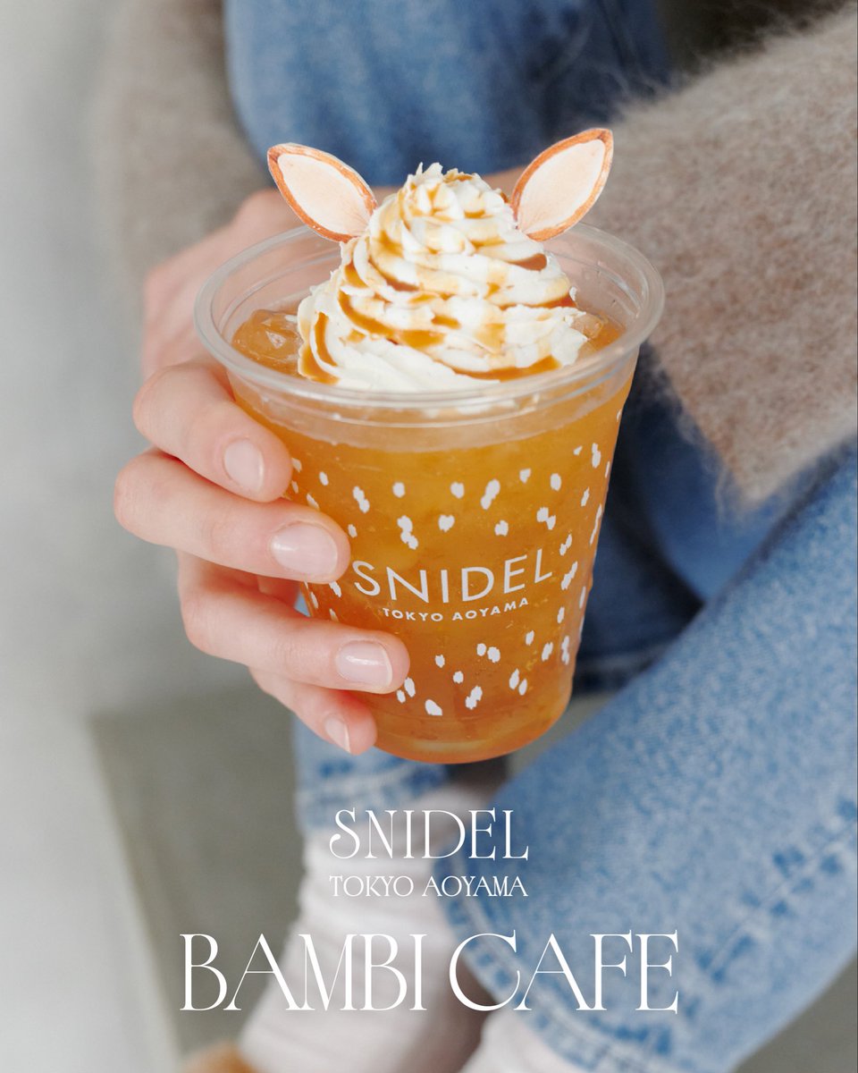 snidelOfficial's tweet photo. SNIDEL TOKYO AOYAMA
BANBI CAFE 🦌🤍
9.1(tue)-

📋menu
■バンビアップルティーソーダ
甘酸っぱいりんご風味の紅茶を、爽やかなソーダで仕上げました。ドリンクからバンビがひょっこり耳を出す、見ても飲んでも楽しい一杯。

■バンビチャイティーラテ
チャイの豊かなスパイス感に、ミルクのクリーミーさが加わったチャイティーラテ。キャラメルアイスにバンビの斑点模様をイメージしたクランチとバンビのお耳をトッピング。スパイシーさとマイルドな甘さが楽しめます。

■バンビミルクティー
王道のマイルドなミルクティーに、可愛いバンビのお耳のをのせて。甘さとほろ苦さが絶妙なバランスのキャラメルアイスと合わせ、まろやかな味わいをお楽しみください。

■バンビマロンラテ
マロンの豊かな風味と程よい香ばしさが広がるラテに、バンビのお耳のチョコをトッピングしました。キャラメルソースとカリカリ食感のくるみがアクセントのアイスを添え、豊かな風味と触感も楽しめます。

■SNIDEL TOKYO AOYAMA店
〒107-0061 東京都港区北青山3-12-14
MAKO北青山1.2階

営業時間：11:30～20:00