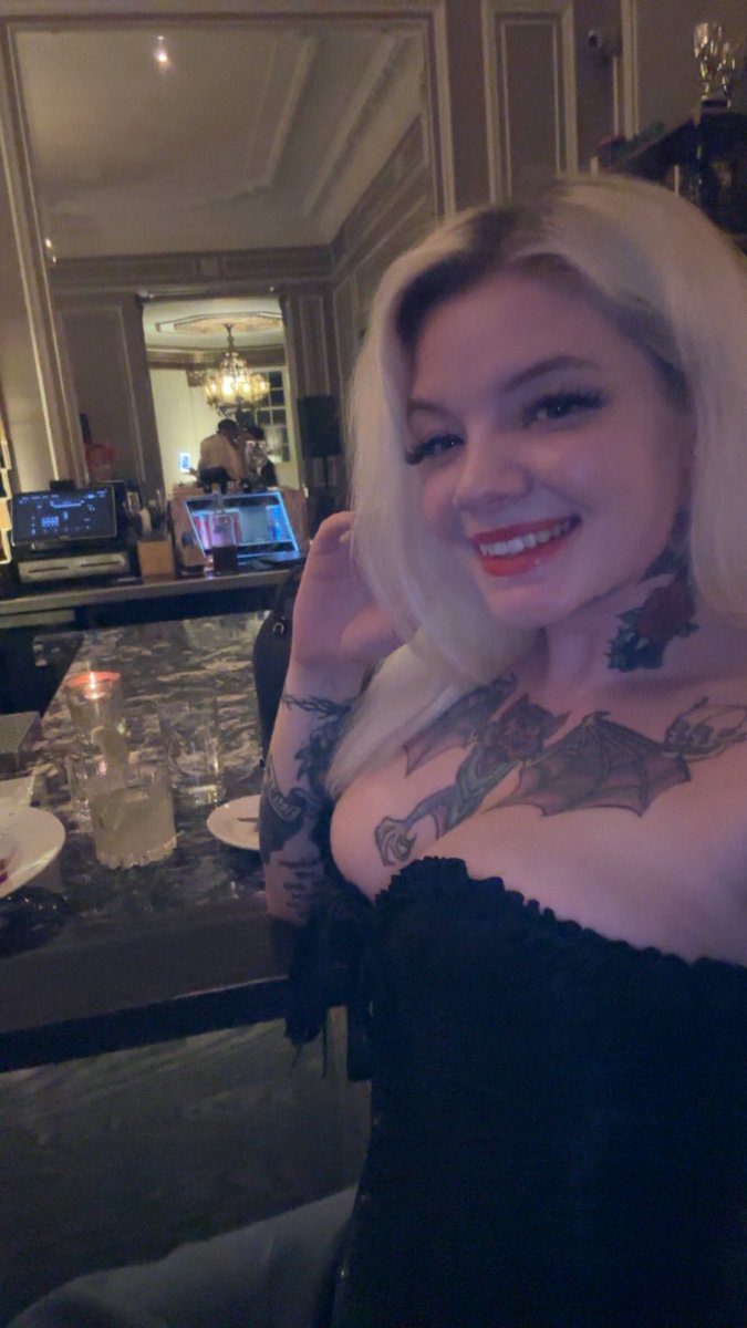 ransomreaper's tweet photo. Dinner at PF Chang’s ✨🍷🥩 Send your weekly tributes ❣️ #blonde #findom #findomusa #findom #piggy #tribute #dominatrix #financialdom #goddess #GoddessWorshipSunday #worship https://t.co/4CJv7tH4qU