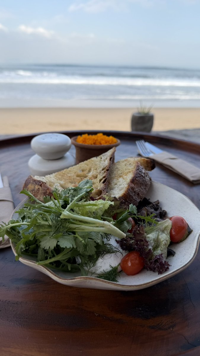 yohakutrip's tweet photo. 今回Aloftではあえて朝食を付けず、朝は外のカフェへ☕️

後半のホテルで朝食ビュッフェも控えてたので笑

バリのカフェってほんとだいたい外れない。
そしてコーヒーがちゃんと美味しい。

海見ながら朝ごはん、最高でした。 https://t.co/duqg8z1QZK