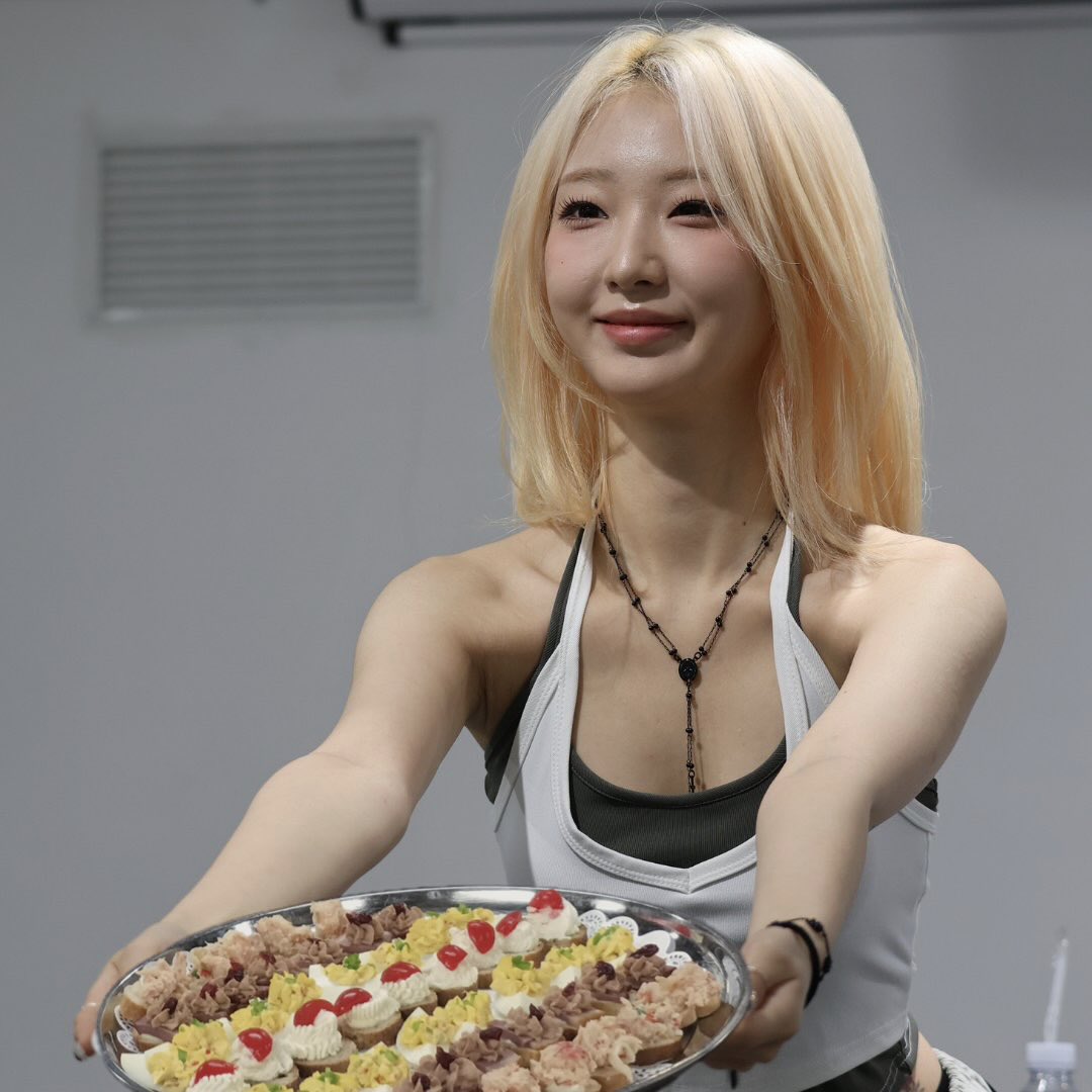 s24m's tweet photo. appetizers and 보쌈!

#여진 #Yeojin #여Boo야 #이달의소녀 #Loona https://t.co/fdyvmyIFBB