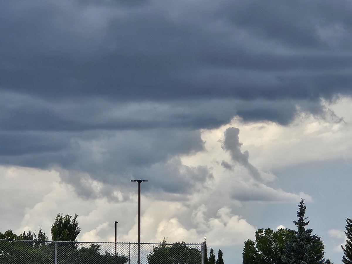 isabeldallaire's tweet photo. Scud? #abstorm okotoks looking N https://t.co/zlOJLDY58N