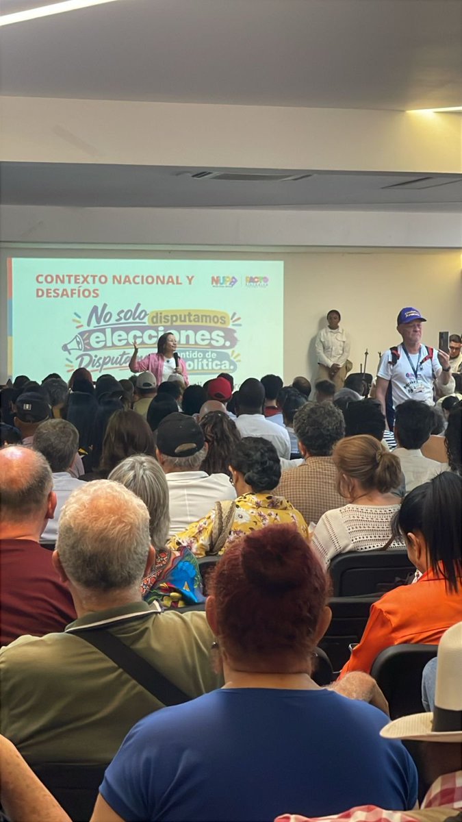soyliliana10's tweet photo. 📍La senadora @carolinacorcho estuvo ayer en Medellín participando en la Asamblea Nacional de Antioquia. Allí estuvo hablando sobre la realidad política del país para avanzar en el proyecto progresista, así como también escuchó atentamente a la ciudadanía. #NiUnPasoAtrás https://t.co/aODUvVCwYd