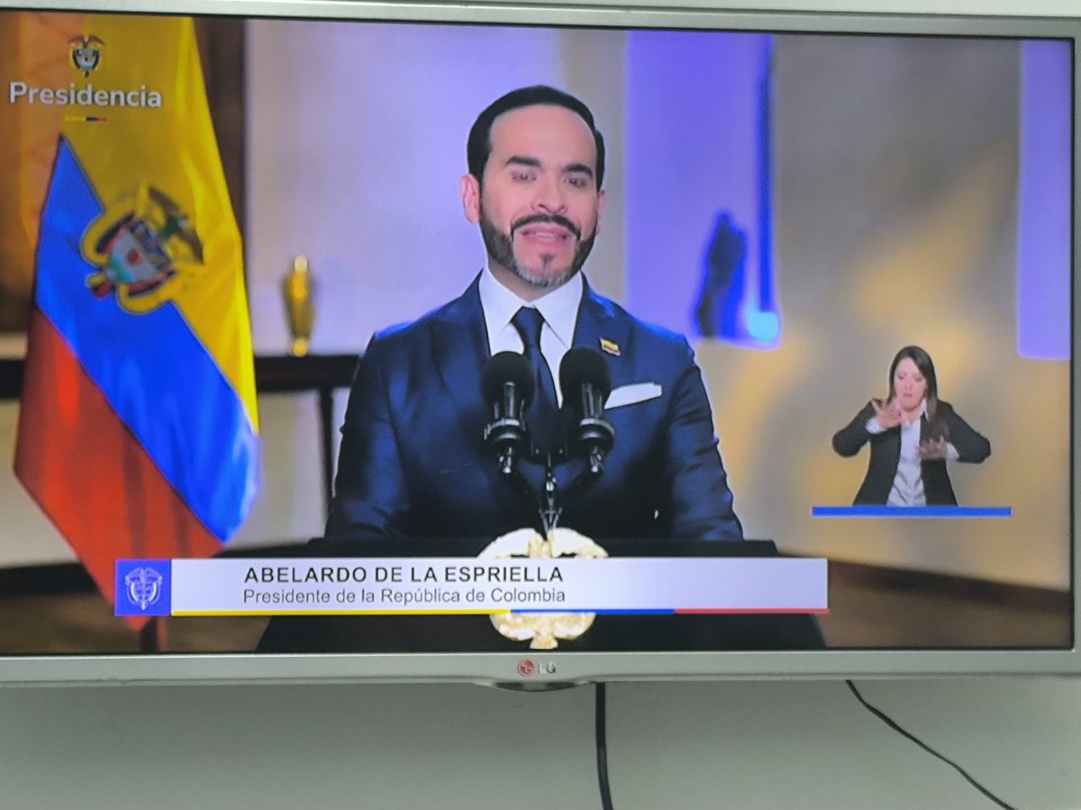 vahiaa's tweet photo. Primera vez en 4 años que entro a ver una alocución presidencial con ganas, que elegancia, que coherencia, que impecabilidad, @ABDELAESPRIELLA que orgullo.❤️ https://t.co/qk1EWC2vMq