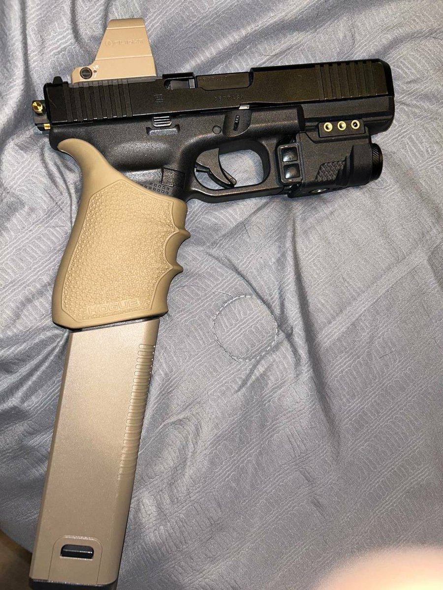 LewisJacks2t2t's tweet photo. Glock 20 gen5 
Beam, Kriss Vec and button ($250) rn https://t.co/SWyCYhJy2E