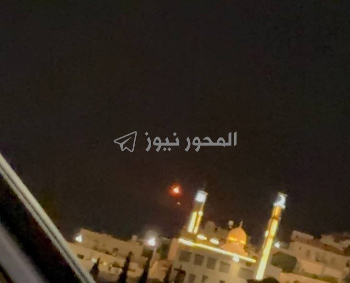 IranToday_'s tweet photo. ... 💥

لحظة وصول الصواريخ الايرانية قاعدة موفق السلطي الامريكية في الاردن 

وسقوط مباشر اعقبه تصاعد اعمدة الدخان https://t.co/spzE9dKhOV